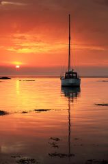 A beautiful Sunset from the west coast of Kintyre with the Sun setting behind the island of Jura and a sail boat reflecting<br /><a href="https://shop.photo4me.com/picture.aspx?id=510446&f=canvas"><font>Buy Print or Canvas</font></a><a></a> <a href="https://shop.photo4me.com/picture.aspx?id=510446&f=canvas"><img src="https://www.photoscotland.net/captionpic/p4me.jpg" alt="p4me.jpg" /></a><a></a>